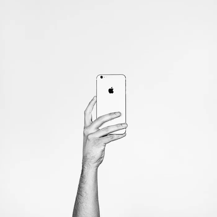 灰度摄影，人物，手持，iphone，手机，苹果，电子，小工具