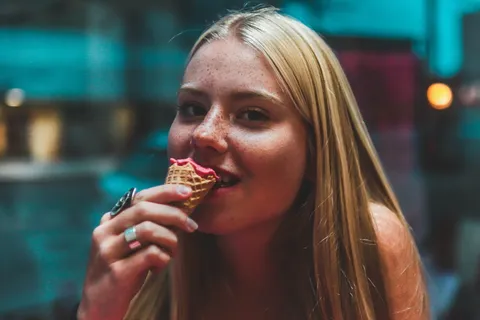 拿着冰淇淋筒的女人 拿着冰淇淋筒的女人