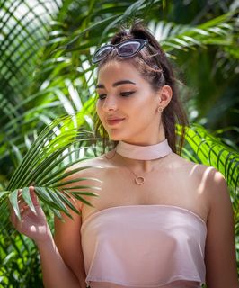 女人，手持，西米掌，树叶，白天，女孩，模特，时装模特