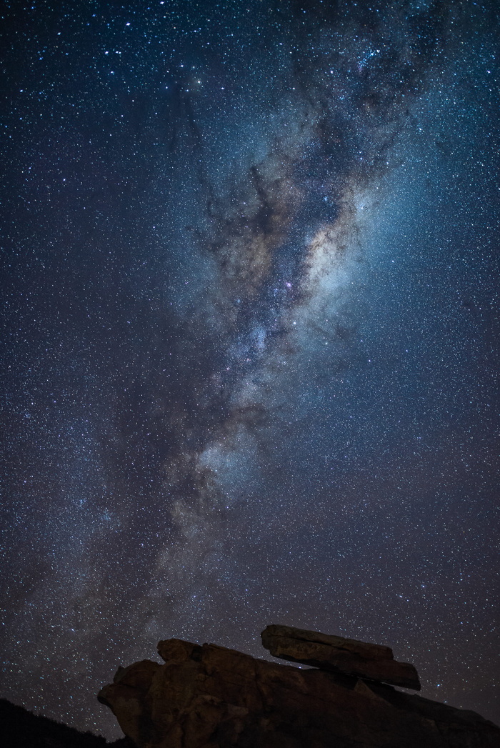 岩石形成上方的星云