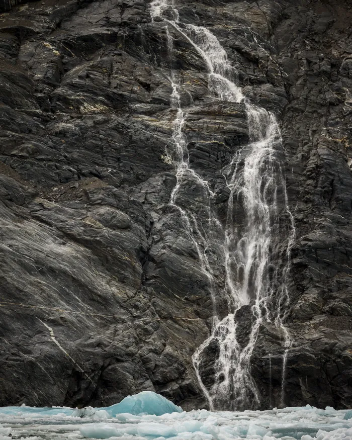白天瀑布的照片
