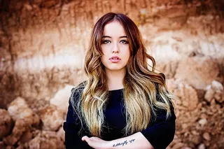 站在悬崖边的女人