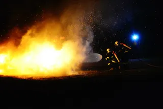 火，消防员，消防员，燃烧，火焰，夜晚，火焰，燃烧