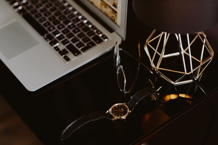 优雅的家庭办公室，金色配饰