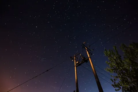 黑暗天空下的两个灰色路标