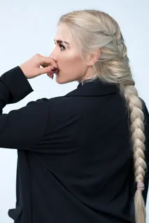 女人，穿着，黑色，夹克，金发，头发，人类，成年人