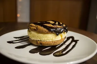 巧克力曲奇三明治，香草冰淇淋，巧克力曲奇，三明治，香草冰淇淋，冰淇淋，巧克力，曲奇