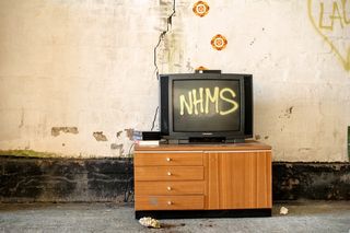 显示Nhms的黑色Crt电视