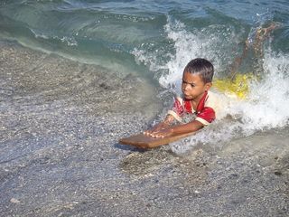 冲浪者，印度尼西亚，快乐，水，孩子，童年，大海，一个人