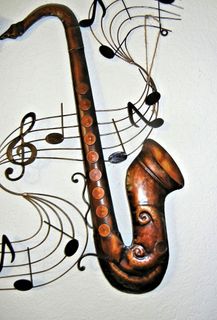 铜色萨克斯管，白色，表面，萨克斯管，金属艺术，音符，室内，墙壁建筑特征