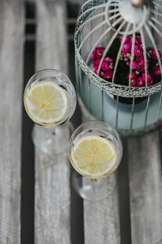 花盆里放着各种各样的粉红色小花