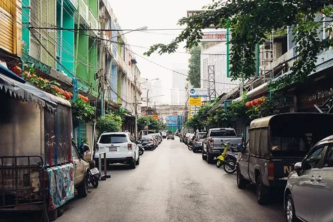 沿路停放的各色车辆 沿路停放的各色车辆