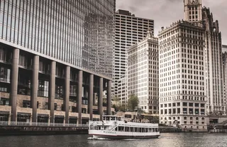 城市建筑附近的白船