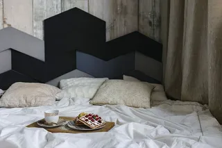 床上早餐——托盘上有覆盆子华夫饼和一杯咖啡