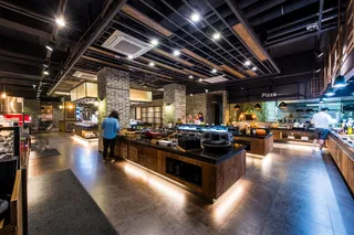 自助餐，沙拉吧，餐厅，烧烤，食物，桌子，餐厅，照明