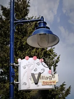街道照明设备,蓝色,标志,惠斯勒村,不列颠哥伦比亚省,加拿大,多云,天空 街道照明设备,蓝色,标志,惠斯勒村,不列颠哥伦比亚省,加拿大,多云,天空