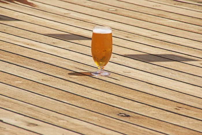 镶木地板上的透明短柄酒杯