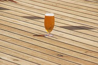 镶木地板上的透明短柄酒杯