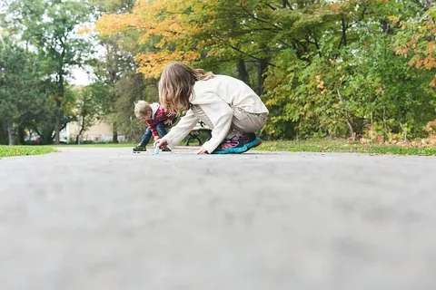 孩子们用粉笔在人行道上画画 孩子们用粉笔在人行道上画画