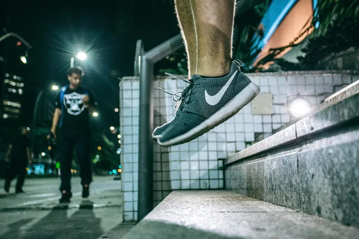 夜间穿着黑白耐克鞋的男子