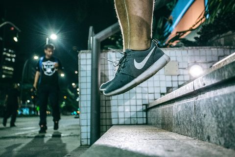 夜间穿着黑白耐克鞋的男子