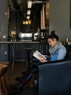 美国，亨茨维尔，炼金术酒廊，女孩，阅读，咖啡，冬天，书