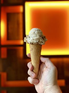 拿着蛋卷和冰淇淋的人