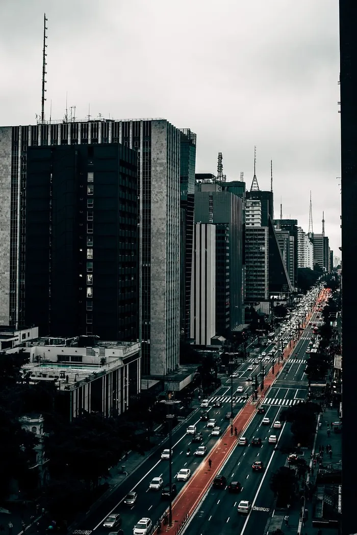 沥青路旁的建筑结构