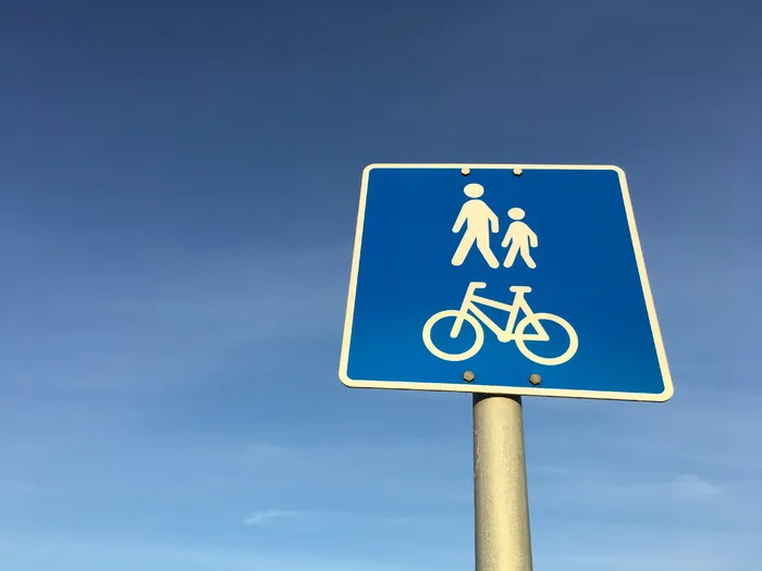 行人，摩托车手，人行道，标志，标志，蓝色，道路标志，符号