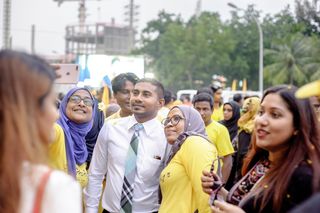 戴灰色头巾的妇女