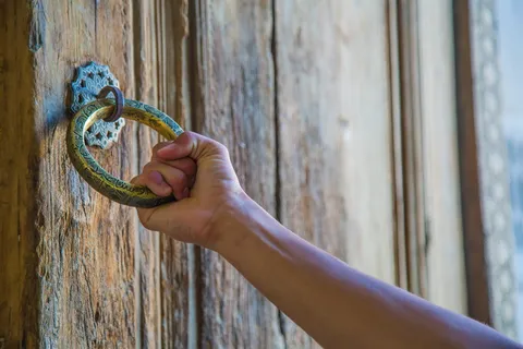 乌兹别克斯坦，撒马尔罕，灯塔，手，一个人，人手，菜鸟图库，木质材料