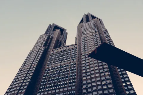 建筑，已建结构，建筑外部，建筑，低角度视图，办公楼外部，城市，摩天大楼