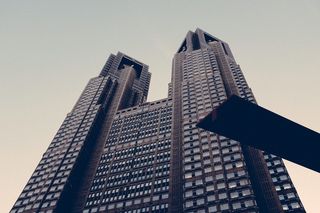 建筑，已建结构，建筑外部，建筑，低角度视图，办公楼外部，城市，摩天大楼