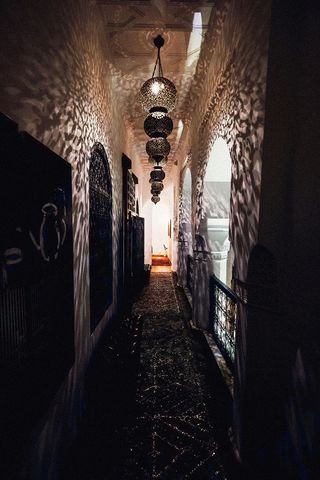 打开空通道上的吊灯