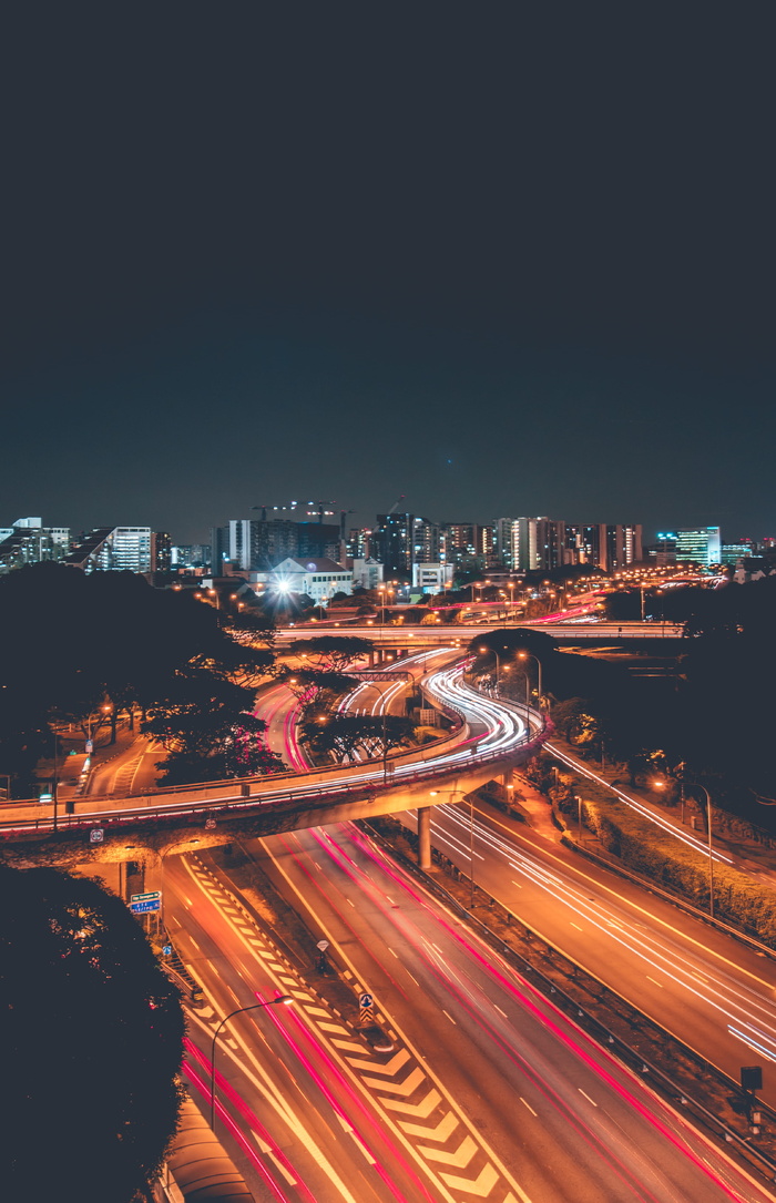 夜间航拍期间建筑物附近道路的延时摄影