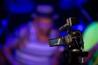 靠近人的黑色摄像机