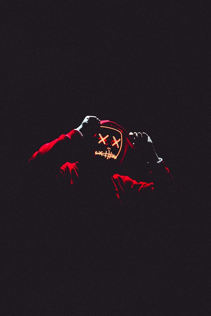 穿红色连帽衫的人