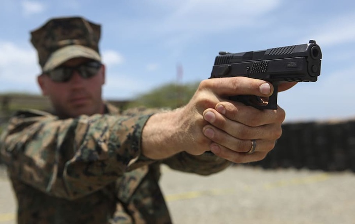 持有手枪的人，cz p-07，海军陆战队，美国海军陆战队，军官，训练，手枪，军队