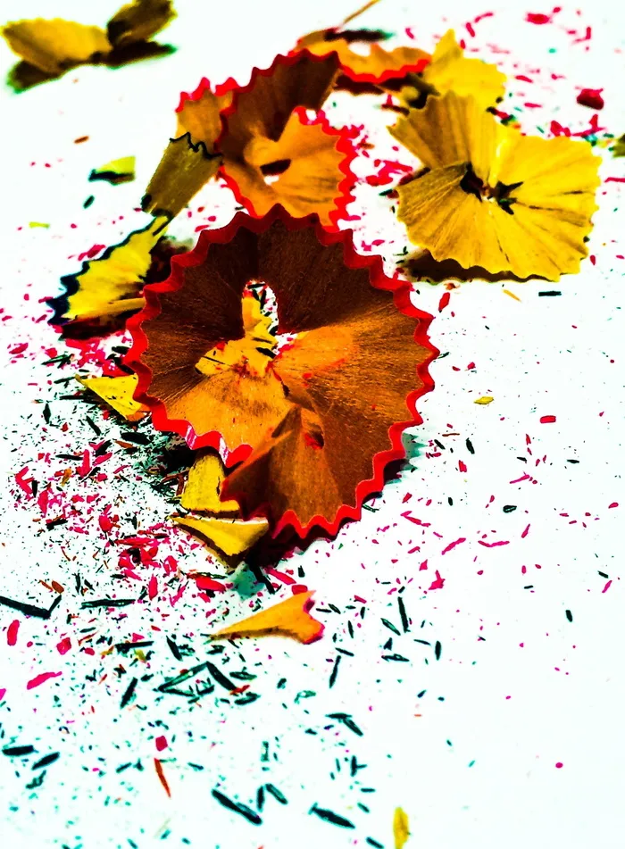 各种颜色的铅笔屑, 卷笔刀, 铅笔, 刨花, 锐化, 卷笔刀, 学校, 教育