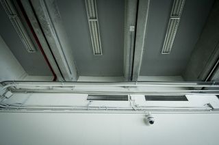 白色墙上的白色CCTV摄像机