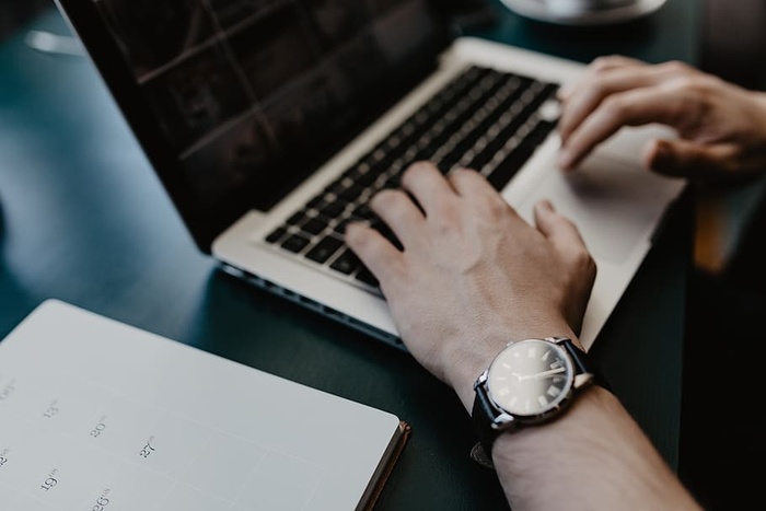 男性用笔记本电脑和一杯咖啡工作