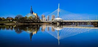 水体附近的白色建筑