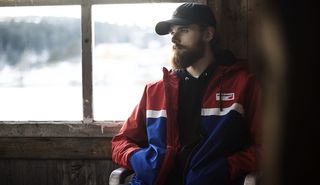 穿着蓝色、红色和白色夹克的男子