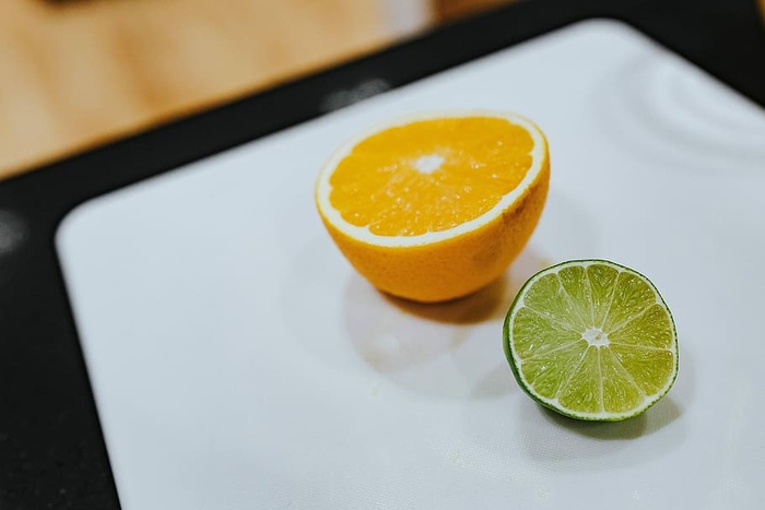 早上用鲜榨的柑橘汁工作