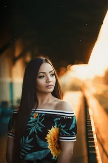 选择焦距拍摄女性向左看