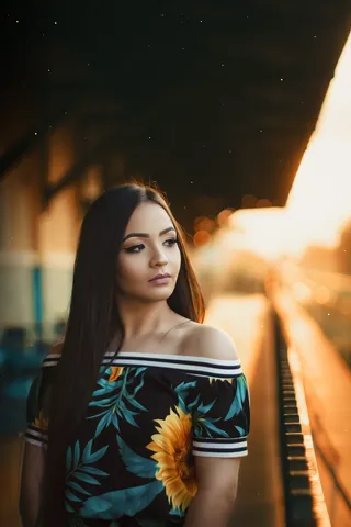 选择焦距拍摄女性向左看