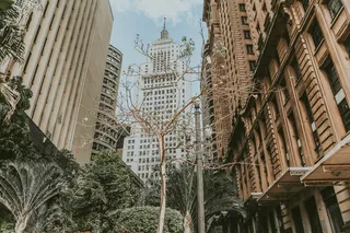 建筑物低角度照片