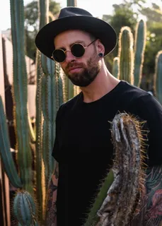 男子被仙人掌包围的照片