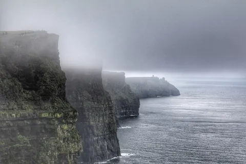 白天被岩石山包围的水体 白天被岩石山包围的水体