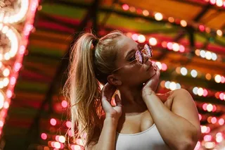 嘉年华灯光下的时装模特照片